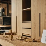 Menuisier Caen : dressing sur-mesure en atelier de menuiserie
