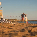 Plage proche de Caen à Ouistreham, baignade surveillée, mer et sable doré