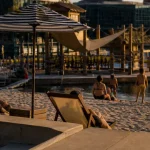 Animation plage urbaine Caen : transats et parasols au bord de l’eau