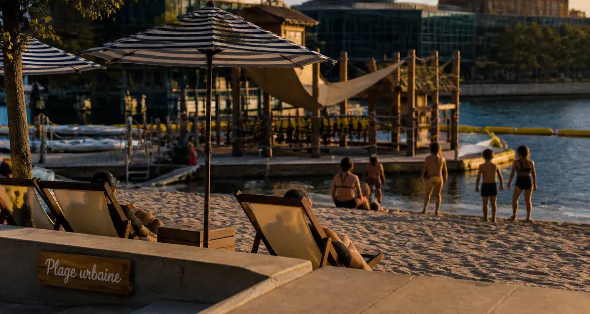 Animation plage urbaine Caen : transats et parasols au bord de l’eau