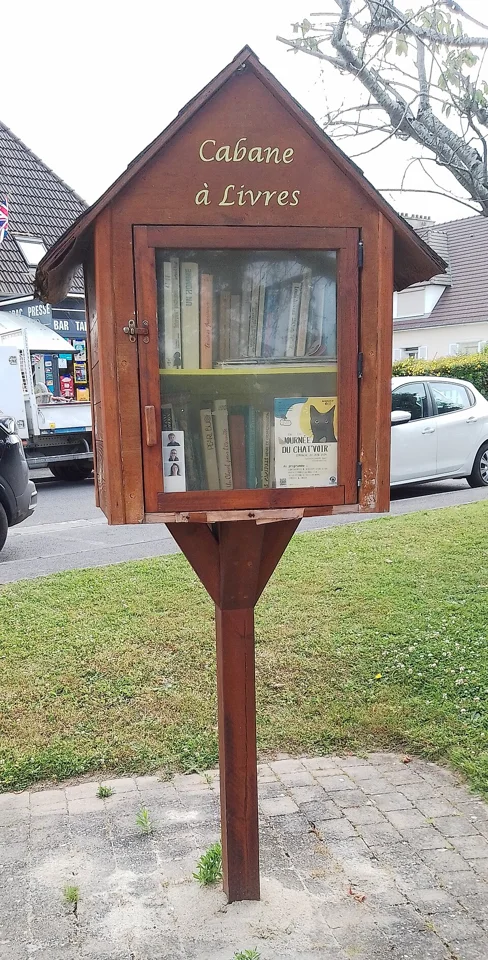 La boîte à livres de la place des 37 Canadiens à Authie. Ce point de partage de livres est distinct de la bibliothèque municipale, rue de l’Abbaye.