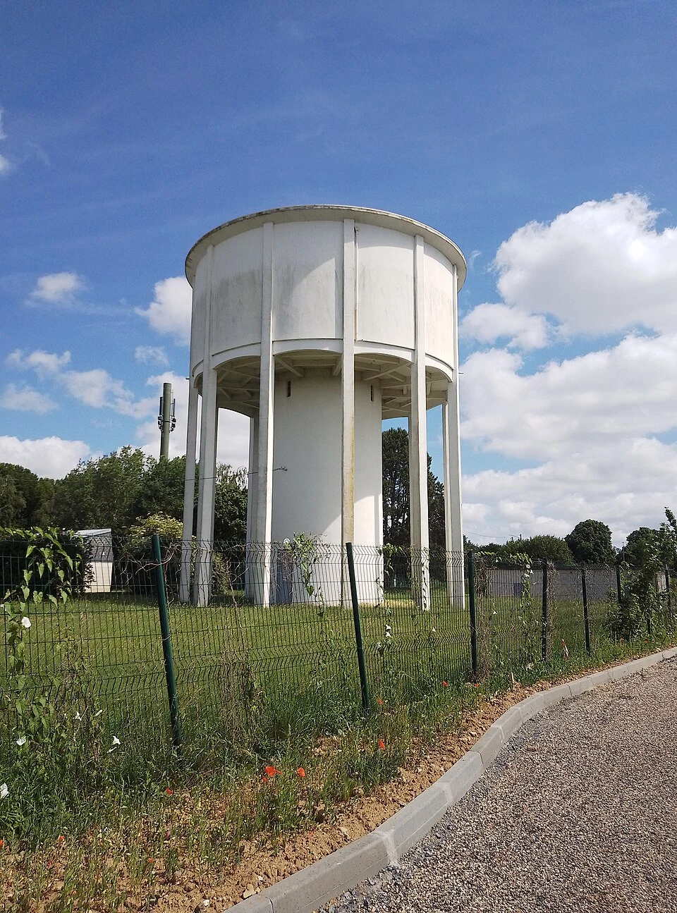 Le château d’eau du quartier du Chemin-Vert à Caen. Vue du quartier ; la bibliothèque n’est pas représentée.