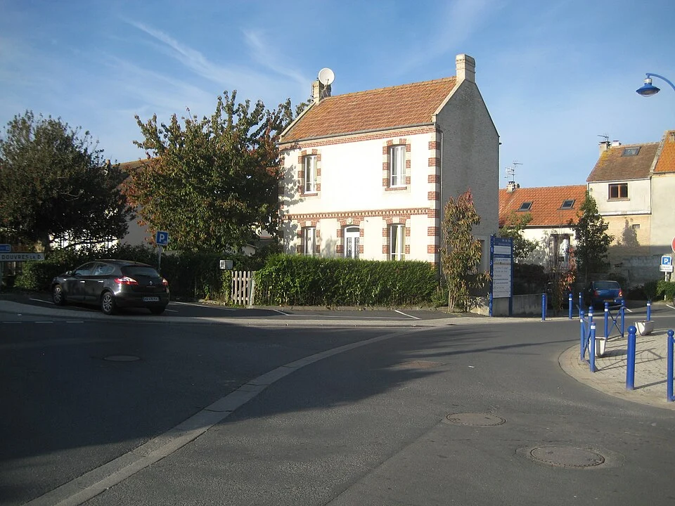 Un carrefour du bourg de Colleville-Montgomery. Vue de la commune ; la médiathèque n’est pas représentée.