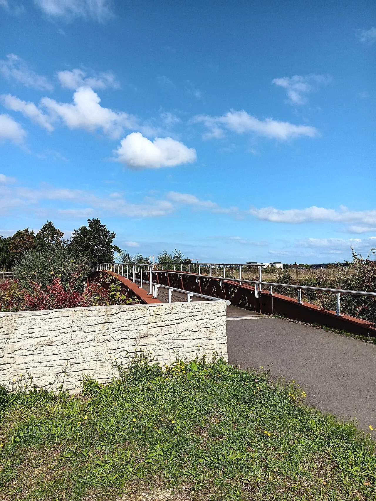 La passerelle de l’allée cavalière à Colombelles. Vue de la commune, distincte de la médiathèque Le Phénix.