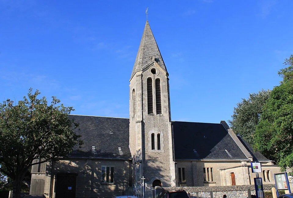 L’église Saint-Ursin d’Épron. Vue de la commune ; La Grange aux livres n’est pas représentée.
