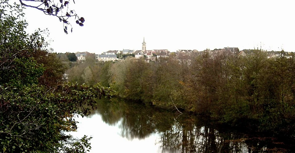Fleury-sur-Orne vu depuis le pont sur l’Orne. Vue de la commune ; la bibliothèque Pauline-Roland n’est pas représentée.