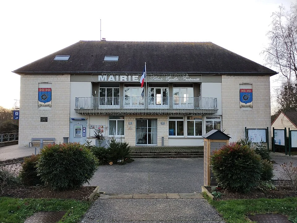 La mairie de Giberville. Vue de la commune ; la médiathèque Les Mains d’or n’est pas représentée.