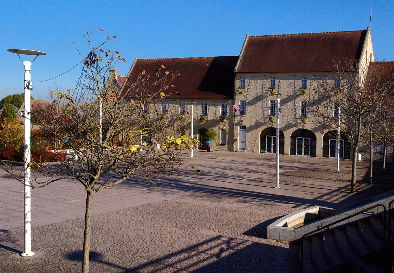 La mairie d’Ifs, repère dans la commune. Cette photo montre la mairie, pas la bibliothèque Victor-Hugo.