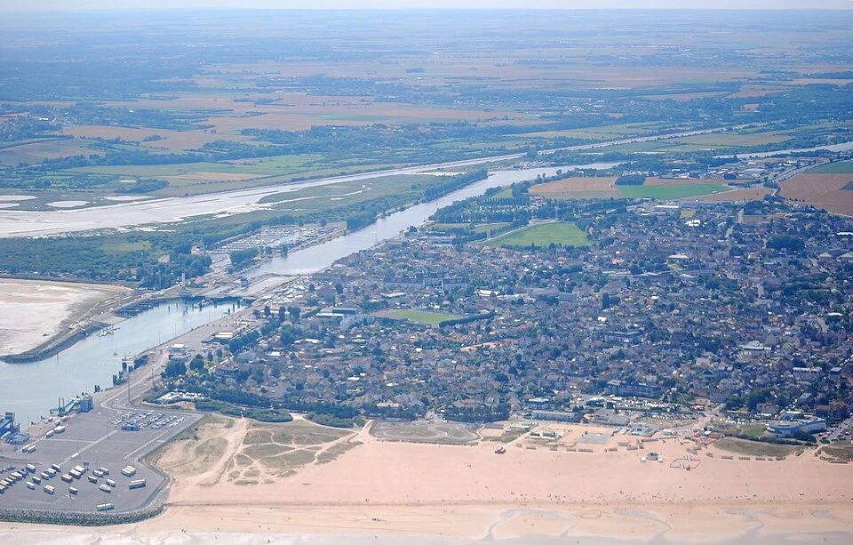Vue aérienne d’Ouistreham. Vue de la commune ; la bibliothèque de la route de Lion n’est pas représentée.