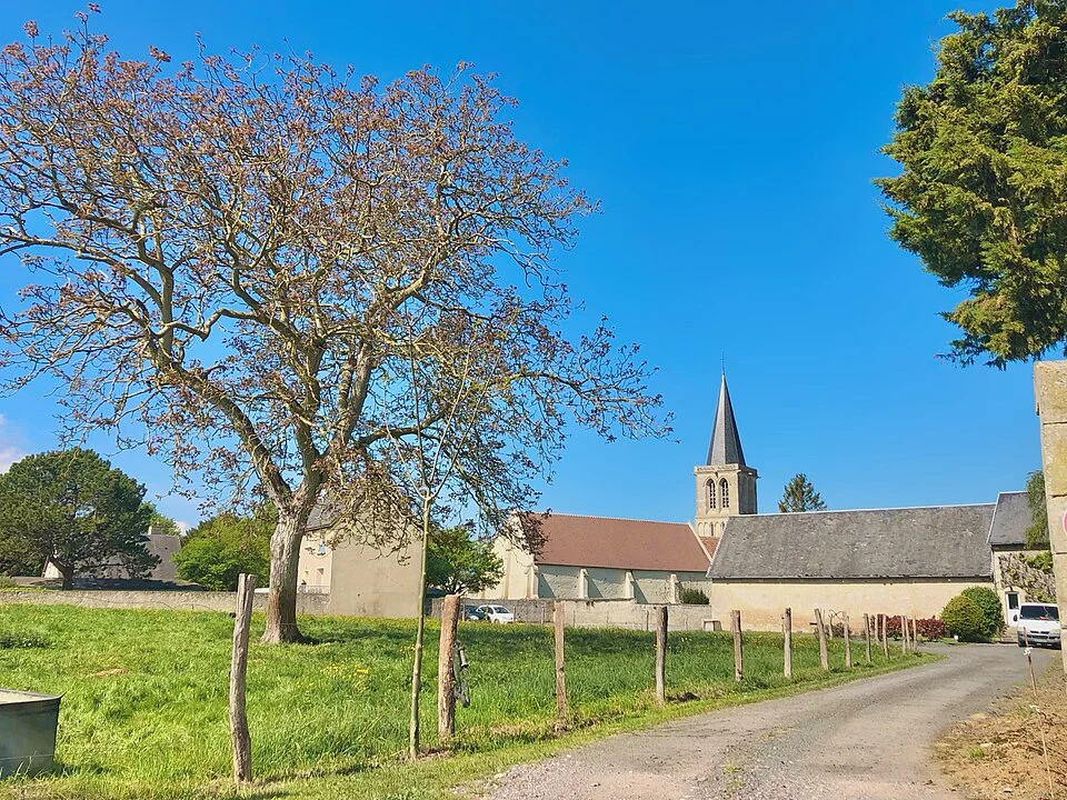 Le bourg de Rots, avec le clocher de Saint-Ouen. Vue de la commune ; la bibliothèque n’est pas représentée.