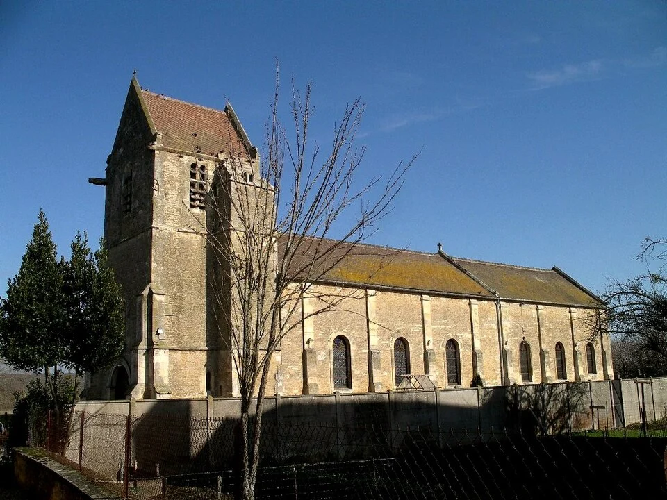 L’église Notre-Dame-de-la-Nativité de Sannerville. Vue de la commune ; la bibliothèque Mots Passants n’est pas représentée.