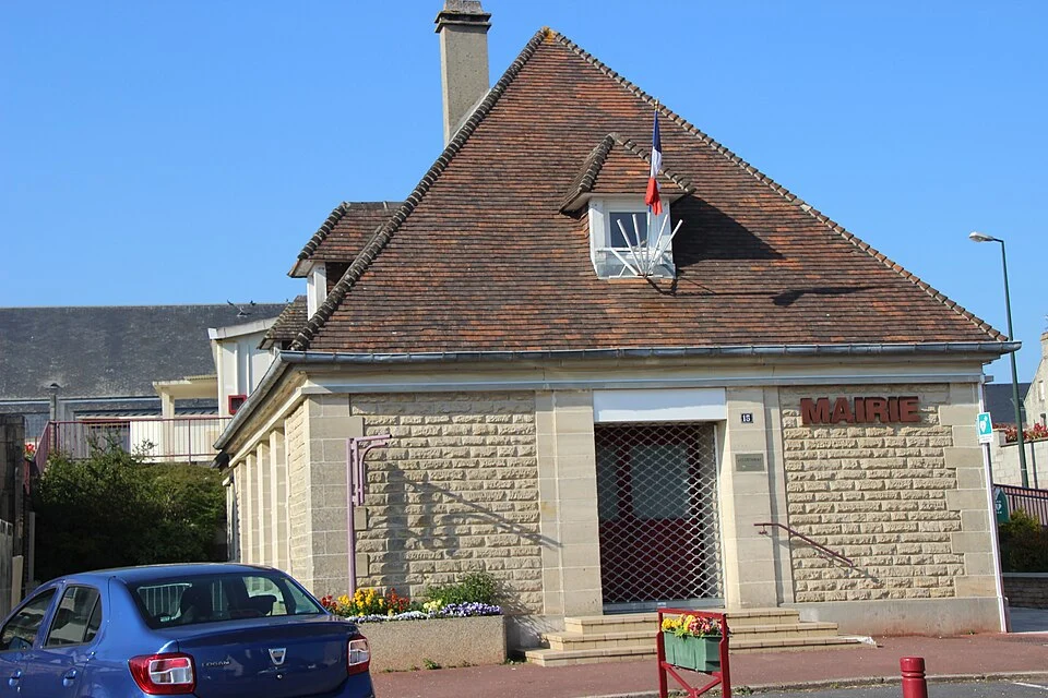 La mairie de Thaon. Vue de la commune ; la médiathèque n’est pas représentée.