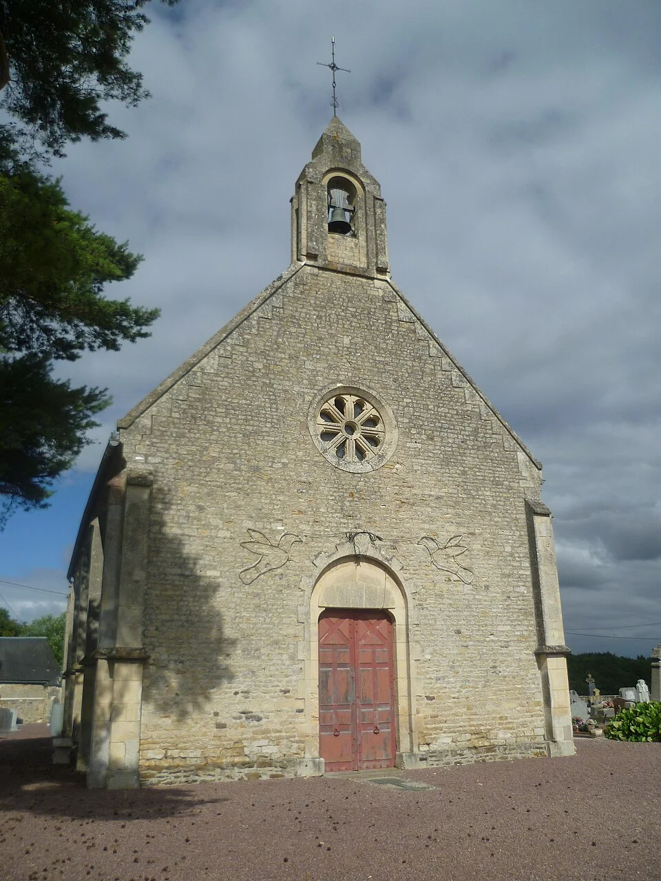 L’église de Tourville-sur-Odon. Vue de la commune ; la bibliothèque n’est pas représentée.