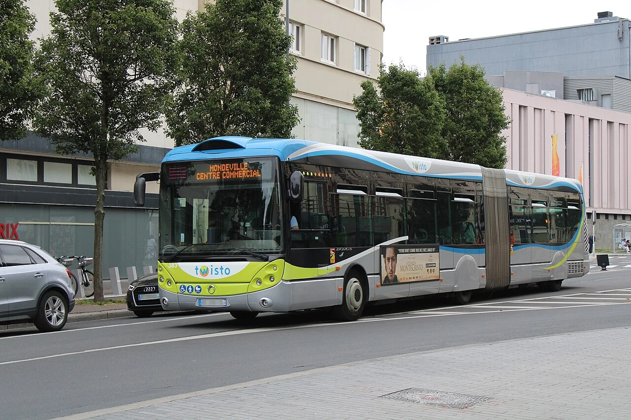 Bus du réseau Twisto à Caen, photographié en juillet 2024.