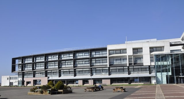 Le lycée Fresnel, autre lycée caennais à comparer avec Jean Rostand