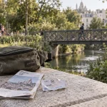 Parc Éole à Paris : banc, sac banane et panneau Parc Éole
