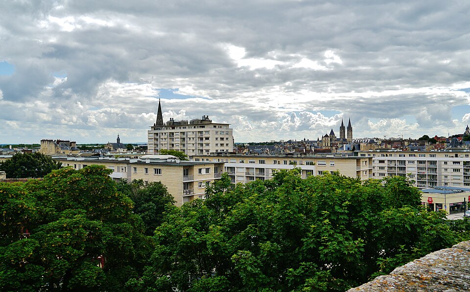 Vue de Caen depuis son château. Vue de la commune.