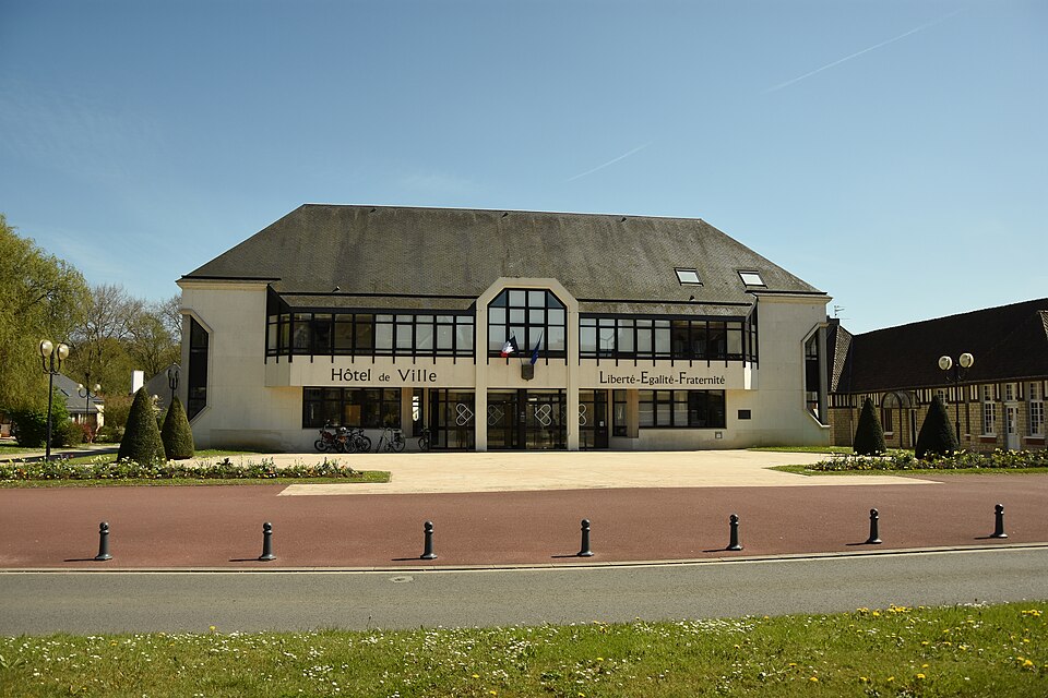 La mairie de Mondeville. Vue de la commune.