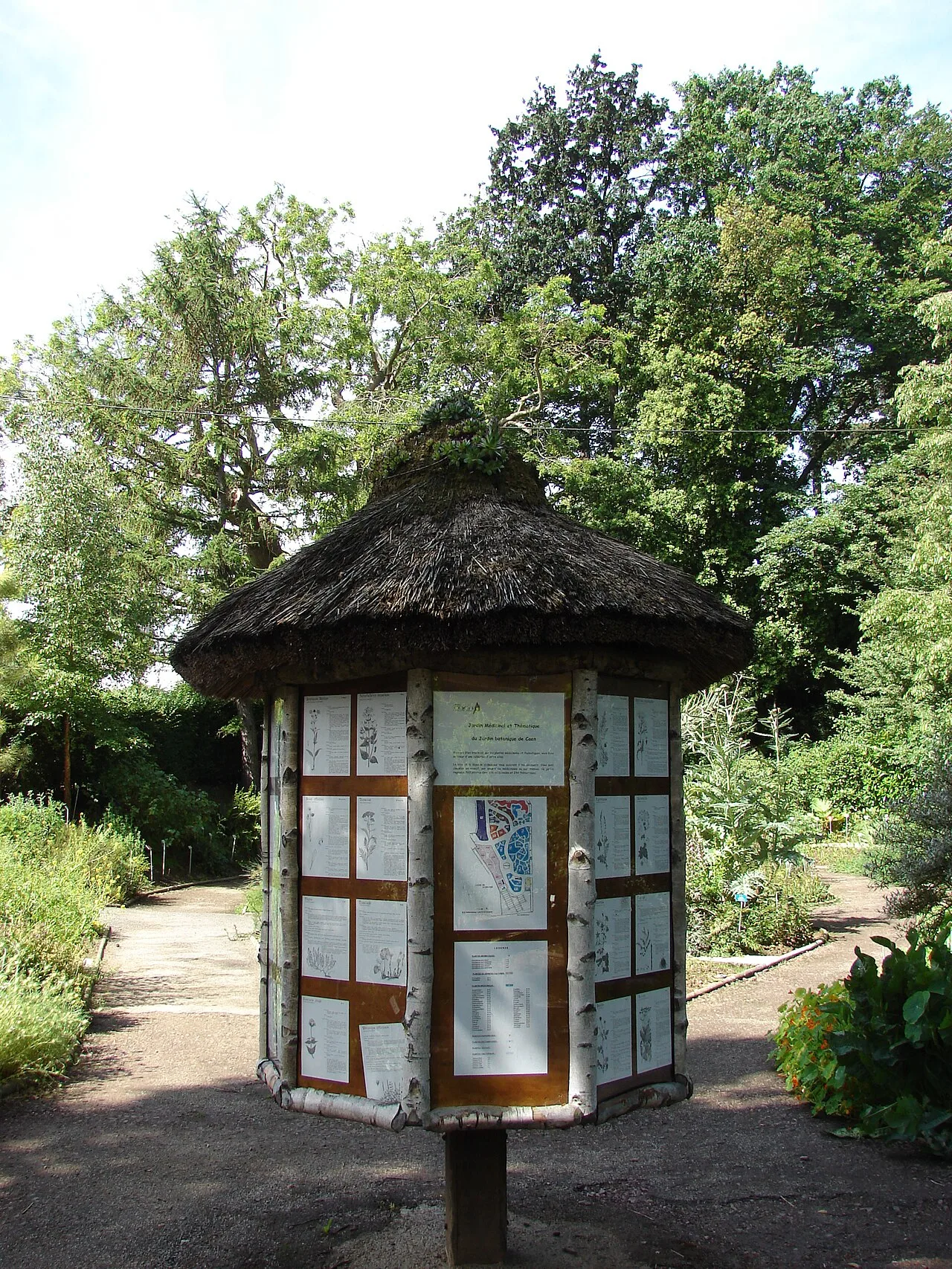Le Jardin des Plantes de Caen. Vue de la commune.