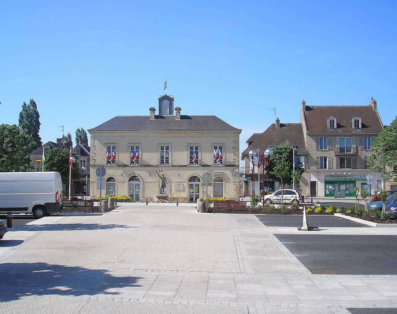 La place Paul-Quellec à Troarn. Vue de la commune.