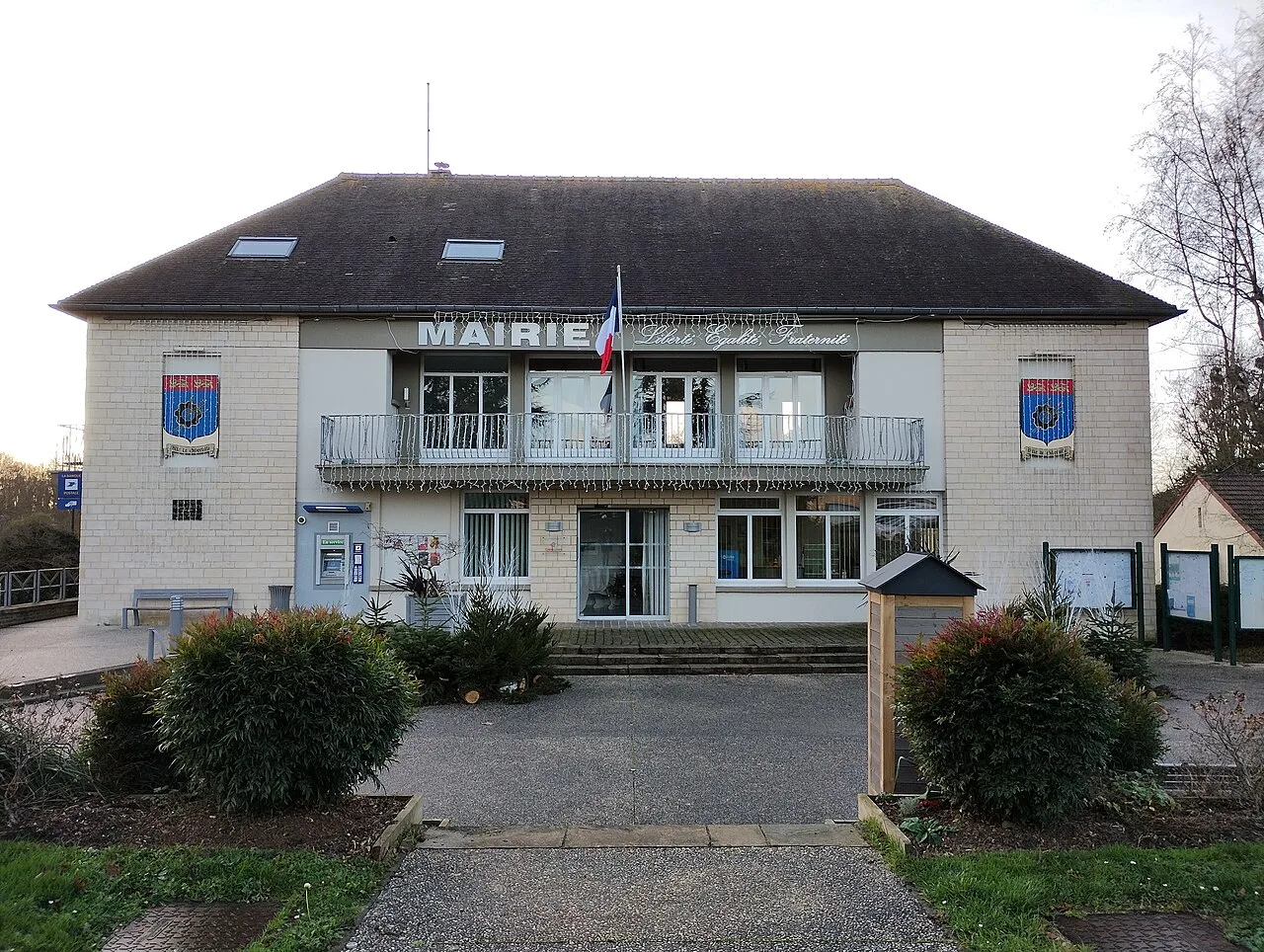 La mairie de Giberville. Vue de la commune.