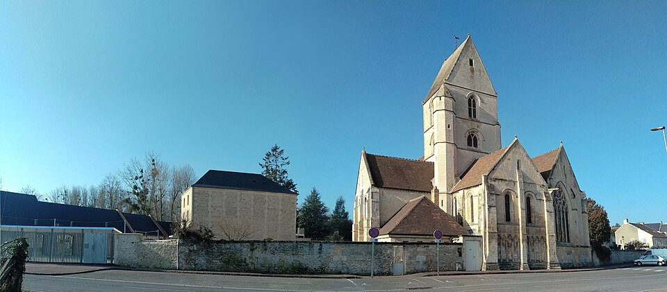 L’église Saint-Germain et les Ateliers de l’Odon à Verson. Vue de la commune.